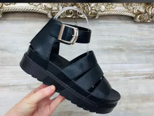 Buckle Detailed Sandals -Black