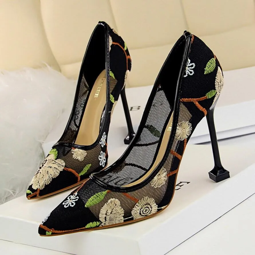 Kit Heel Point Toe Embroidery Mesh Pumps
