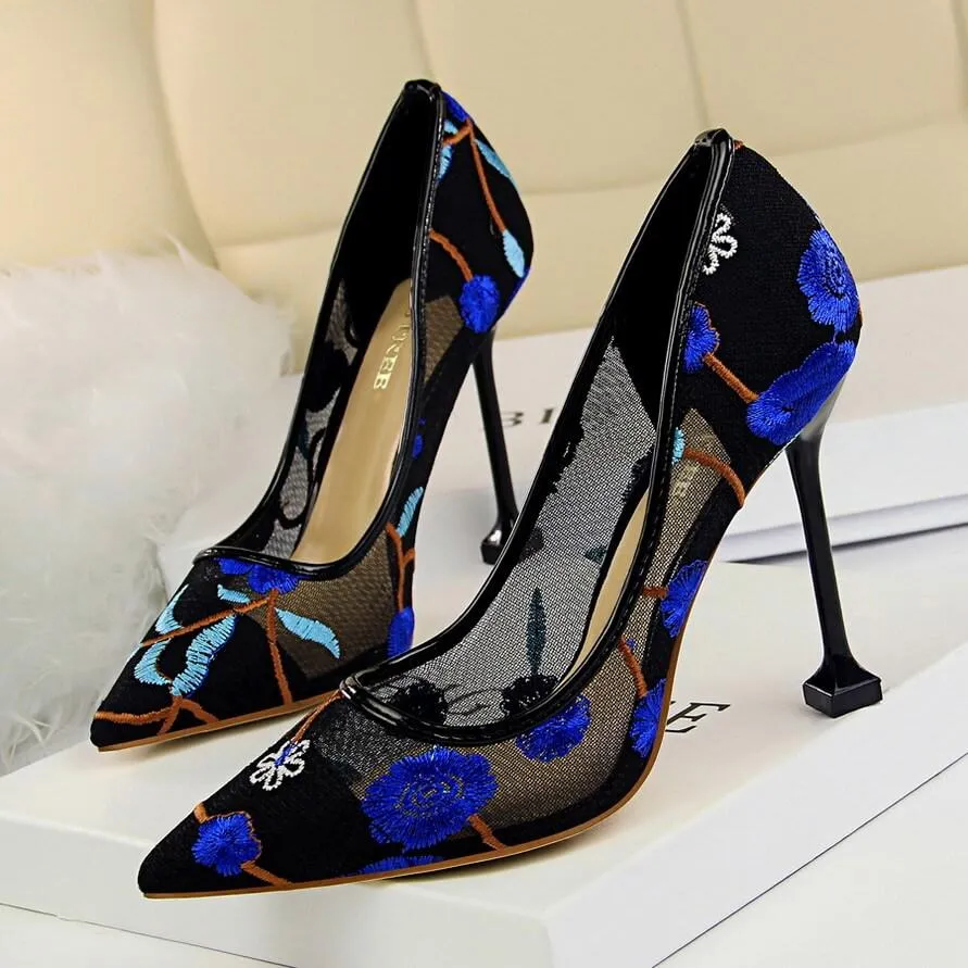 Kit Heel Point Toe Embroidery Mesh Pumps