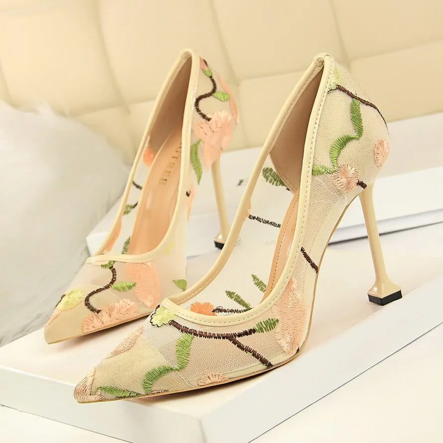 Kit Heel Point Toe Embroidery Mesh Pumps