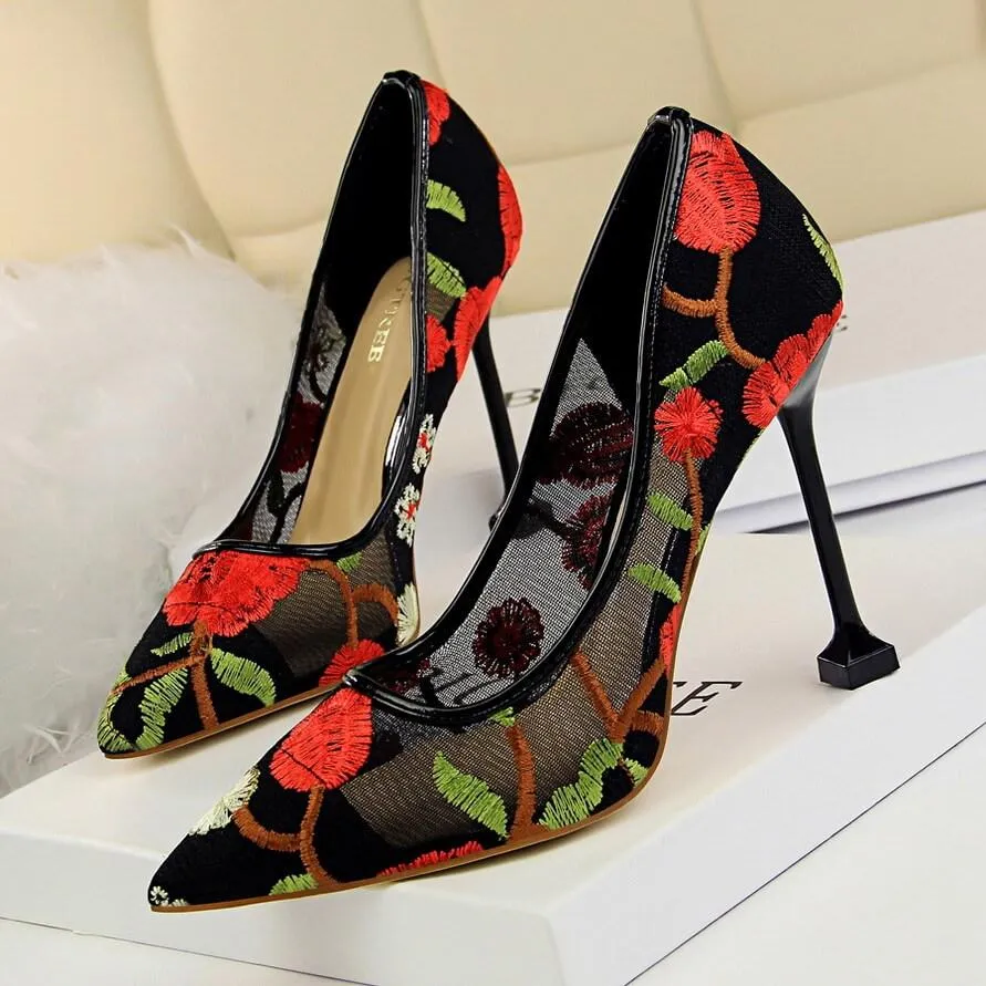 Kit Heel Point Toe Embroidery Mesh Pumps