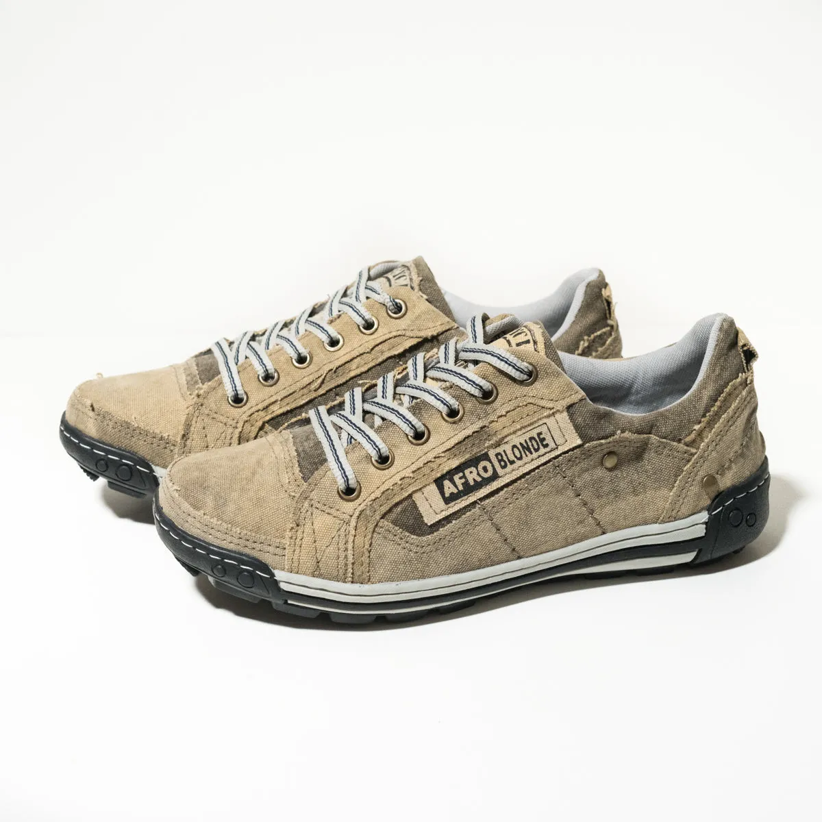 Sneakers, Sand