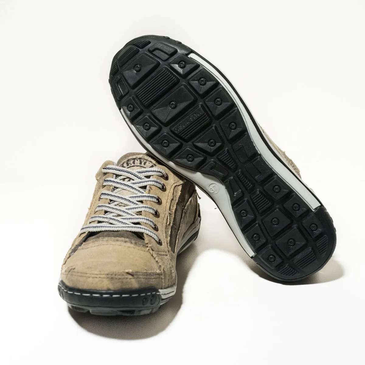 Sneakers, Sand